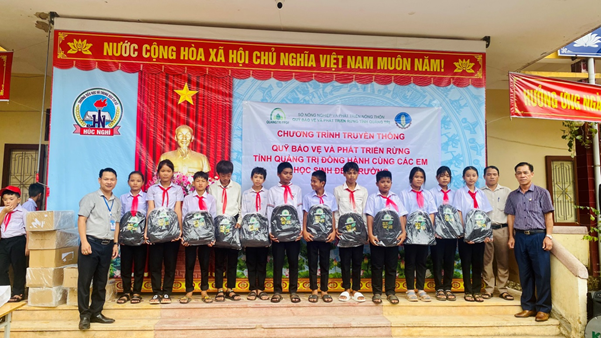 Quỹ Bảo vệ và Phát triển rừng tỉnh Quảng Trị – Đồng hành cùng học sinh đến trường